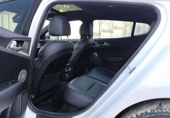 Подержанный автомобиль Kia Stinger 2018 года (14 фото)