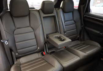 Подержанный автомобиль Porsche Cayenne 2015 года (32 фото)