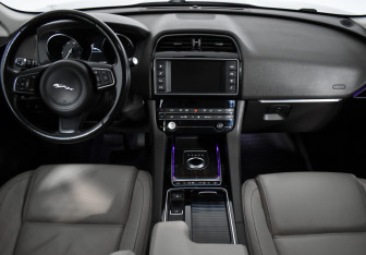 Подержанный автомобиль Jaguar F-Pace 2016 года (16 фото)