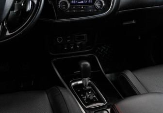 Подержанный автомобиль Mitsubishi Outlander 2018 года (13 фото)