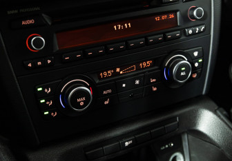 Подержанный автомобиль BMW X1 2011 года (15 фото)