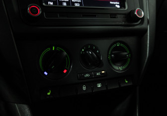 Подержанный автомобиль Skoda Rapid Liftback 2015 года (15 фото)