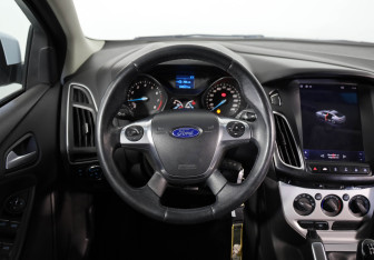 Подержанный автомобиль Ford Focus Hatchback 2013 года (10 фото)