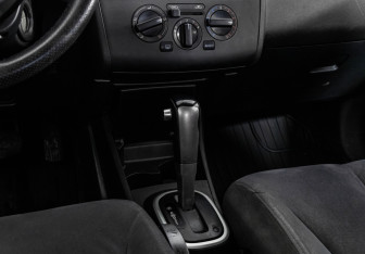 Подержанный автомобиль Nissan Tiida Sedan 2008 года (13 фото)