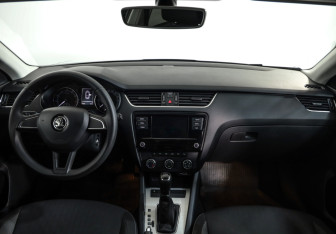 Подержанный автомобиль Skoda Octavia Liftback 2018 года (9 фото)