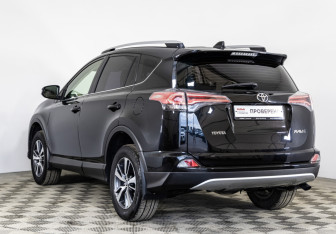 Подержанный автомобиль Toyota RAV4 2016 года (7 фото)