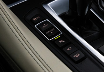 Подержанный автомобиль BMW X6 2015 года (21 фото)