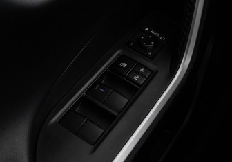 Подержанный автомобиль Toyota RAV4 2023 года (21 фото)