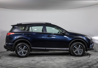 Подержанный автомобиль Toyota RAV4 2017 года (4 фото)