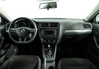 Подержанный автомобиль Volkswagen Jetta Sedan 2015 года (13 фото)