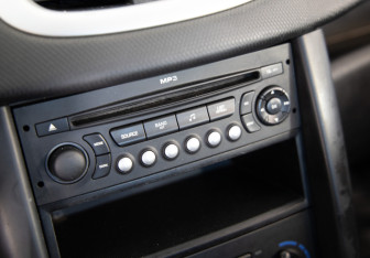 Подержанный автомобиль Peugeot 207 Hatchback 2008 года (14 фото)