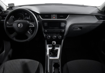 Подержанный автомобиль Skoda Octavia Liftback 2014 года (14 фото)