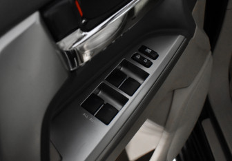 Подержанный автомобиль Toyota Land Cruiser Suv 2012 года (10 фото)