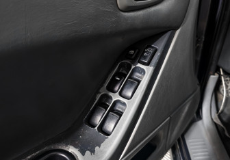Подержанный автомобиль Mitsubishi Galant Sedan 2002 года (10 фото)