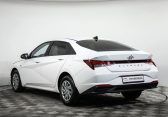 Подержанный автомобиль Hyundai Elantra Sedan 2021 года (7 фото)