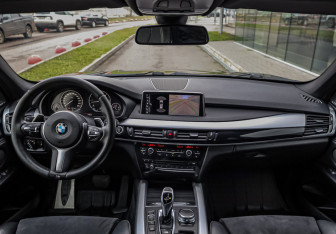 Подержанный автомобиль BMW X5 2017 года (10 фото)