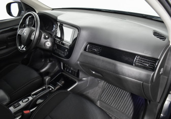 Подержанный автомобиль Mitsubishi Outlander 2018 года (12 фото)