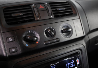 Подержанный автомобиль Skoda Fabia Hatchback 2012 года (14 фото)