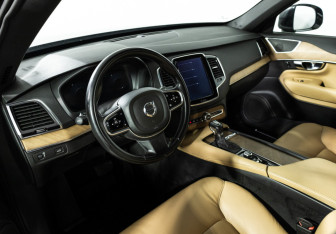Подержанный автомобиль Volvo XC90 2017 года (11 фото)