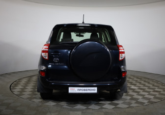 Подержанный автомобиль Toyota RAV4 2012 года (6 фото)