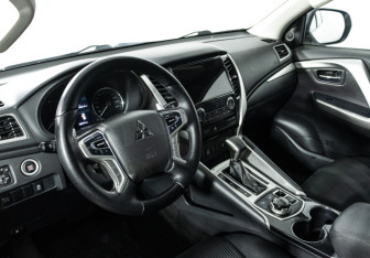Подержанный автомобиль Mitsubishi Pajero Sport 2019 года (11 фото)