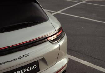 Подержанный автомобиль Porsche Panamera Wagon 2019 года (12 фото)