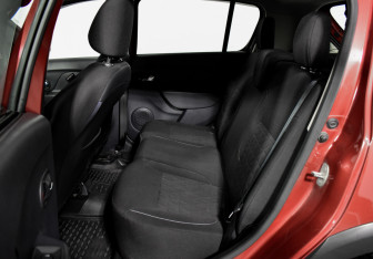 Подержанный автомобиль Renault Sandero 2016 года (11 фото)