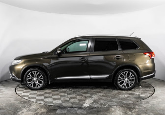 Подержанный автомобиль Mitsubishi Outlander 2015 года (8 фото)
