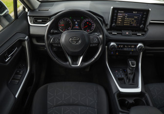 Подержанный автомобиль Toyota RAV4 2022 года (11 фото)