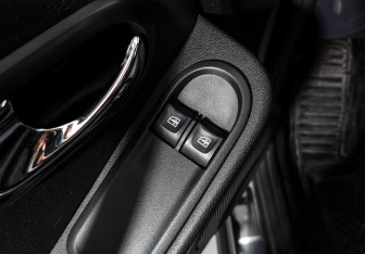 Подержанный автомобиль Nissan Terrano 2017 года (10 фото)