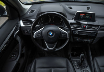 Подержанный автомобиль BMW X1 2018 года (12 фото)