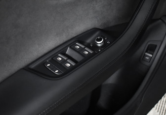 Подержанный автомобиль Audi Q7 2016 года (10 фото)