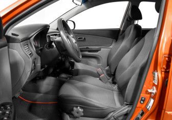 Подержанный автомобиль Kia Rio Hatchback 2011 года (10 фото)