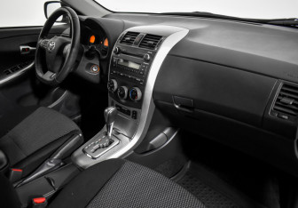 Подержанный автомобиль Toyota Corolla Sedan 2012 года (13 фото)