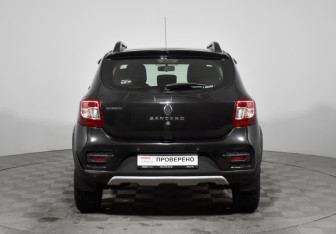 Подержанный автомобиль Renault Sandero 2016 года (6 фото)