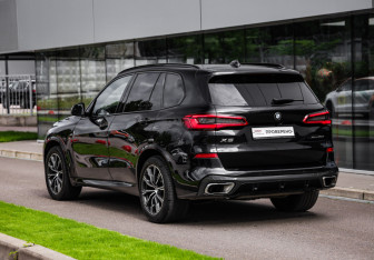 Подержанный автомобиль BMW X5 2020 года (8 фото)