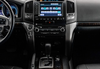 Подержанный автомобиль Toyota Land Cruiser Suv 2011 года (12 фото)