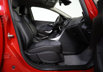 Подержанный автомобиль Opel Astra Sedan 2014 года (16 фото)