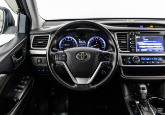 Подержанный автомобиль Toyota Highlander 2018 года (15 фото)