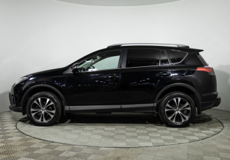 Подержанный автомобиль Toyota RAV4 2018 года (8 фото)