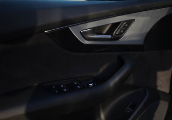 Подержанный автомобиль Audi Q7 2017 года (18 фото)