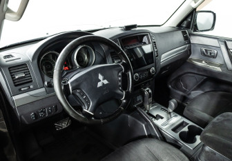 Подержанный автомобиль Mitsubishi Pajero 2011 года (11 фото)