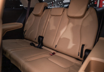 Подержанный автомобиль Kia Carnival 2023 года (13 фото)