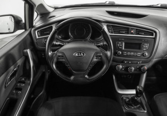 Подержанный автомобиль Kia Ceed Hatchback 2015 года (11 фото)