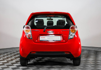 Подержанный автомобиль Chevrolet Spark 2012 года (6 фото)