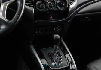 Подержанный автомобиль Mitsubishi L200 2022 года (15 фото)