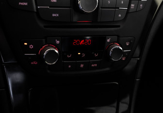 Подержанный автомобиль Opel Insignia Liftback 2012 года (15 фото)