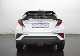 Подержанный автомобиль Toyota C-HR 2022 года (6 фото)