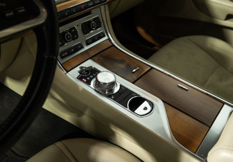 Подержанный автомобиль Jaguar XF Sedan 2015 года (17 фото)