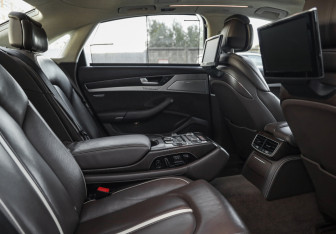 Подержанный автомобиль Audi A8 2011 года (32 фото)